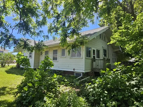 111 5th Avenue NE Independence IA 50644