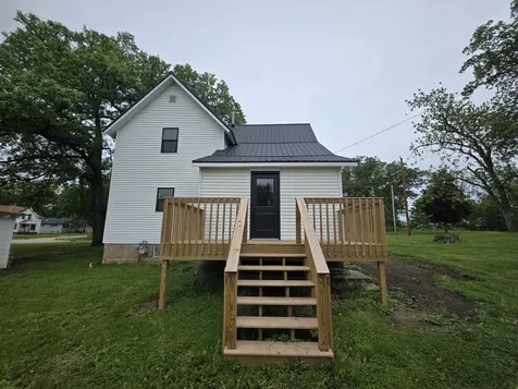608 W Delaware Street Manchester IA 52057
