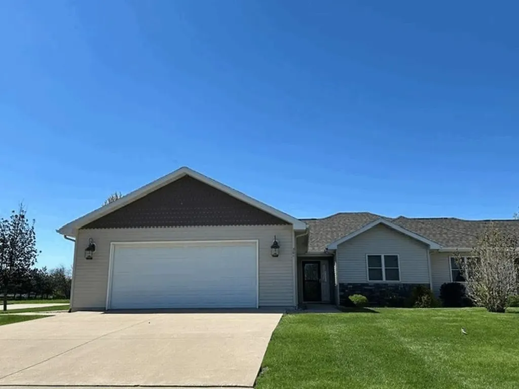 301 Meadow Lane Charles City IA 50616