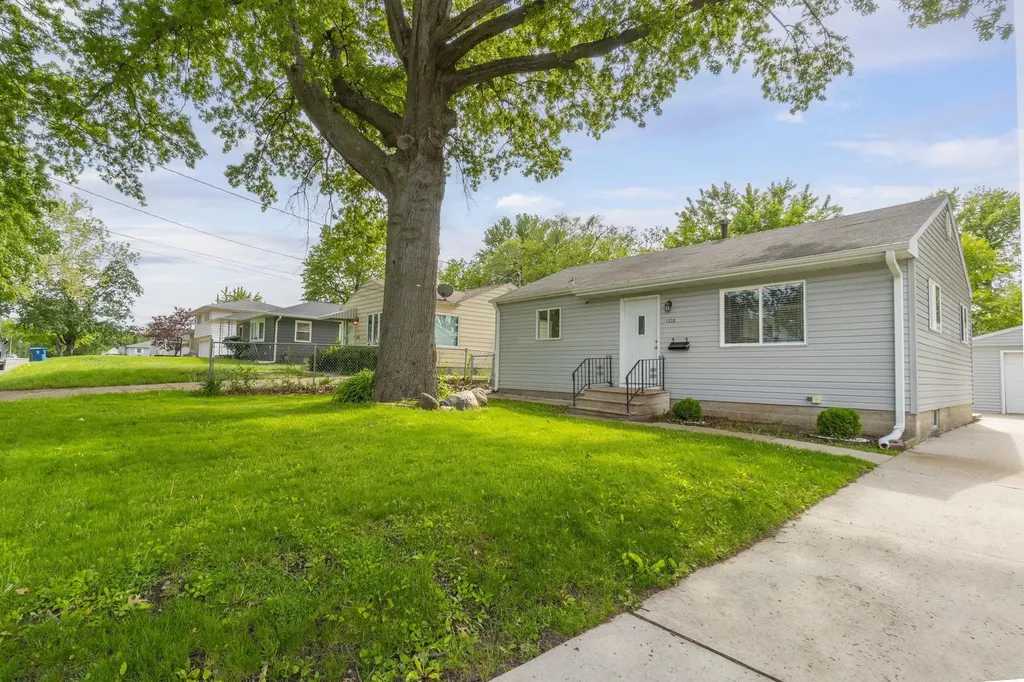 1228 Lyon Avenue Waterloo IA 50702