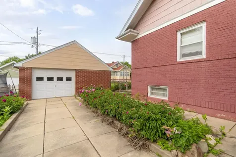 1810 W 4th Street Waterloo IA 50701
