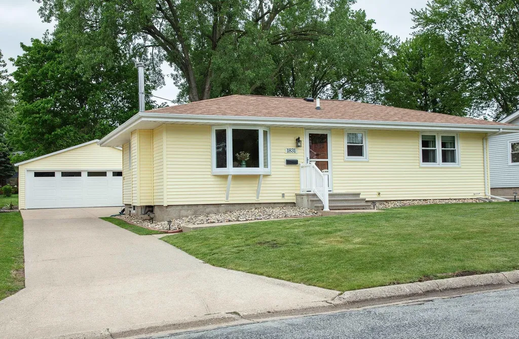 1831 4th Avenue NW Waverly IA 50677