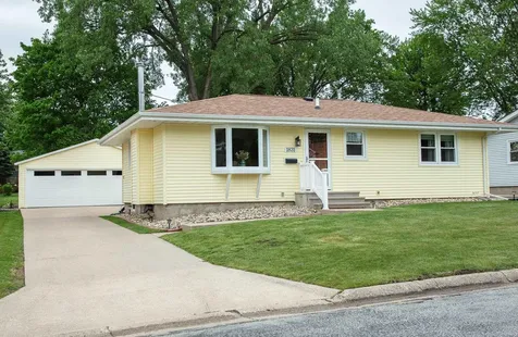 1831 4th Avenue NW Waverly IA 50677
