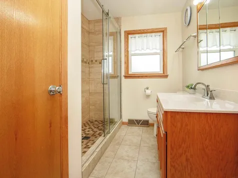1831 4th Avenue NW Waverly IA 50677