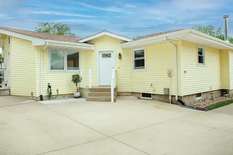 1831 4th Avenue NW Waverly IA 50677