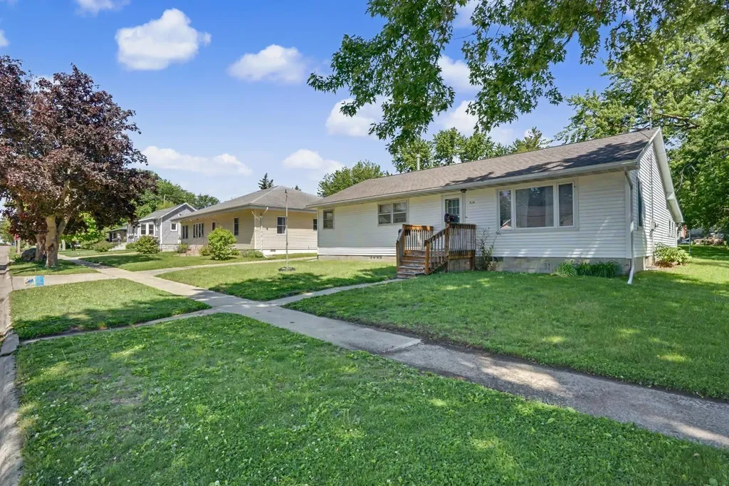 714 6th Street NE Independence IA 50644