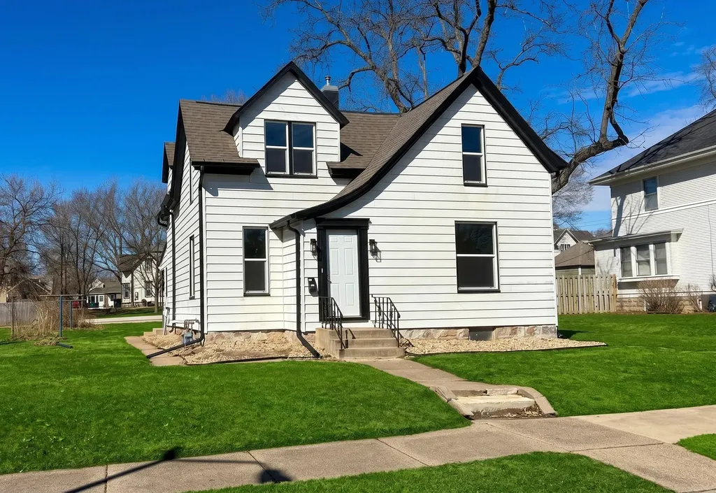 1821 Clay Street Cedar Falls IA 50613