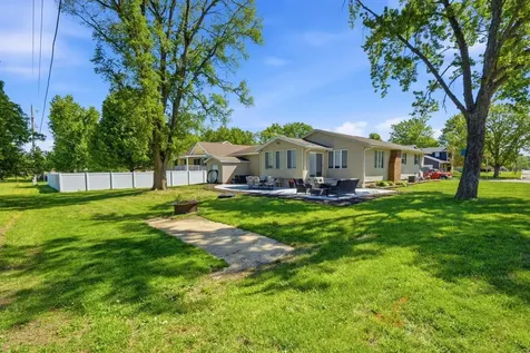 1304 N 5th Street Manchester IA 52057