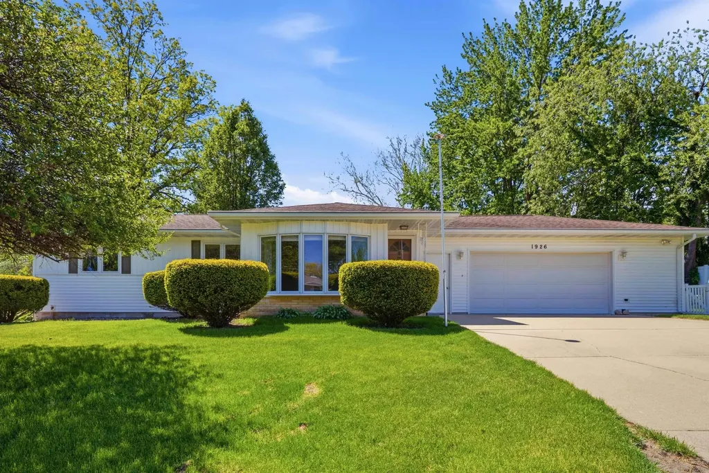 1926 Crescent Drive Cedar Falls IA 50613