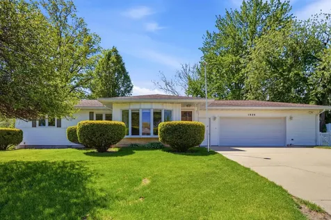 1926 Crescent Drive Cedar Falls IA 50613