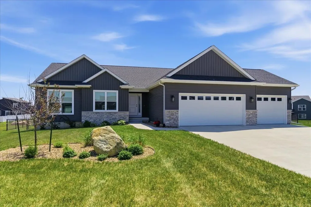 121 Goldcrest Court Waterloo IA 50701