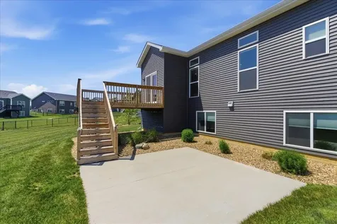 121 Goldcrest Court Waterloo IA 50701