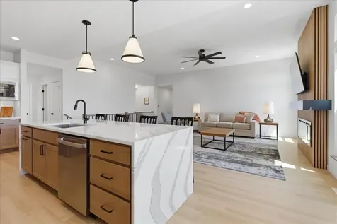 121 Goldcrest Court Waterloo IA 50701