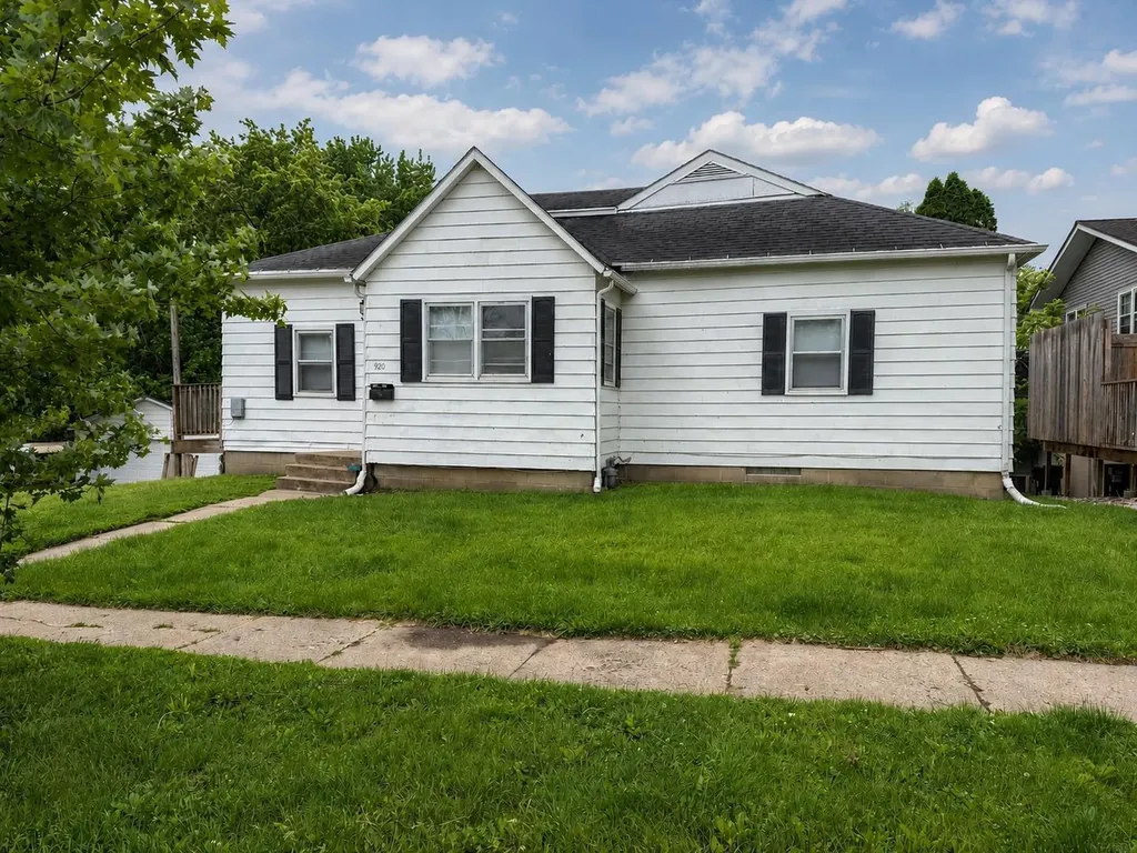 920 W 2nd Street Cedar Falls IA 50613