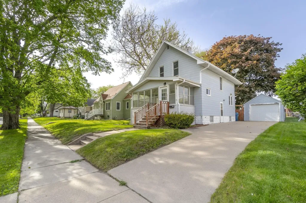 1717 Forest Avenue Waterloo IA 50702