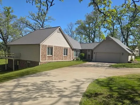 2208 Jefferson Road Manchester IA 52057