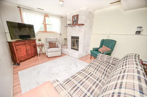 1328 N 5th Street Manchester IA 52057