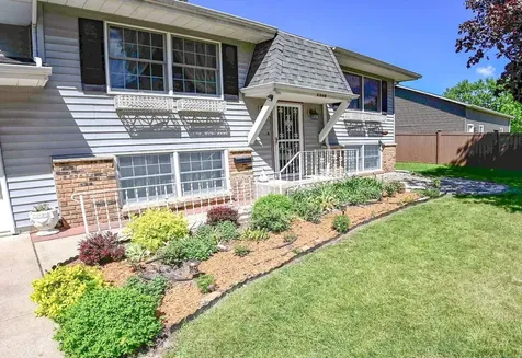 1328 N 5th Street Manchester IA 52057