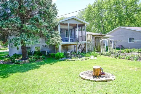 1328 N 5th Street Manchester IA 52057