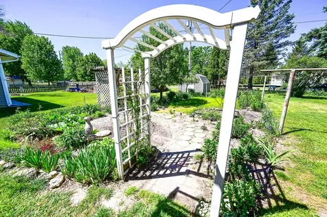 1328 N 5th Street Manchester IA 52057