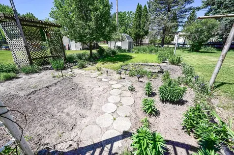 1328 N 5th Street Manchester IA 52057