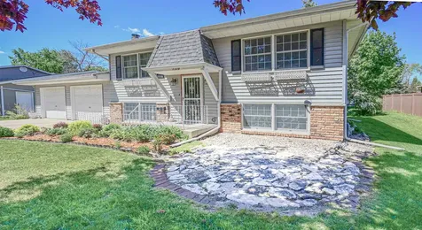 1328 N 5th Street Manchester IA 52057