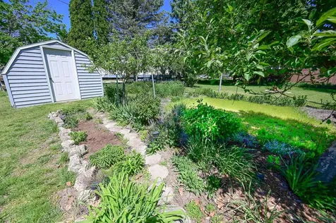 1328 N 5th Street Manchester IA 52057