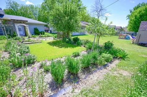 1328 N 5th Street Manchester IA 52057