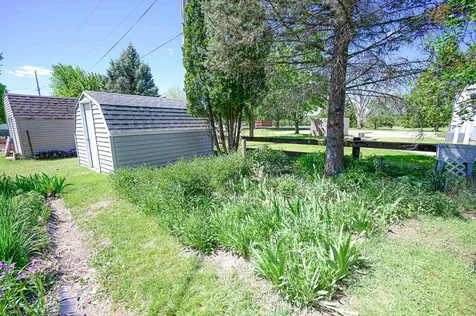 1328 N 5th Street Manchester IA 52057