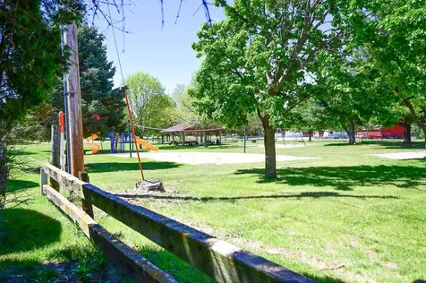1328 N 5th Street Manchester IA 52057