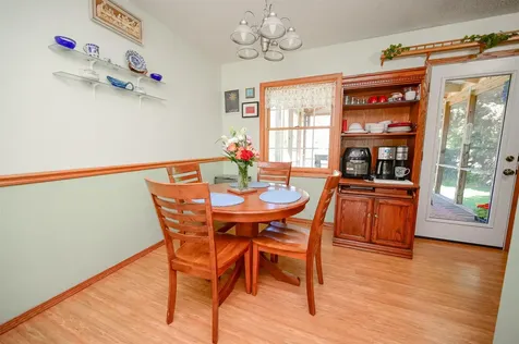 1328 N 5th Street Manchester IA 52057