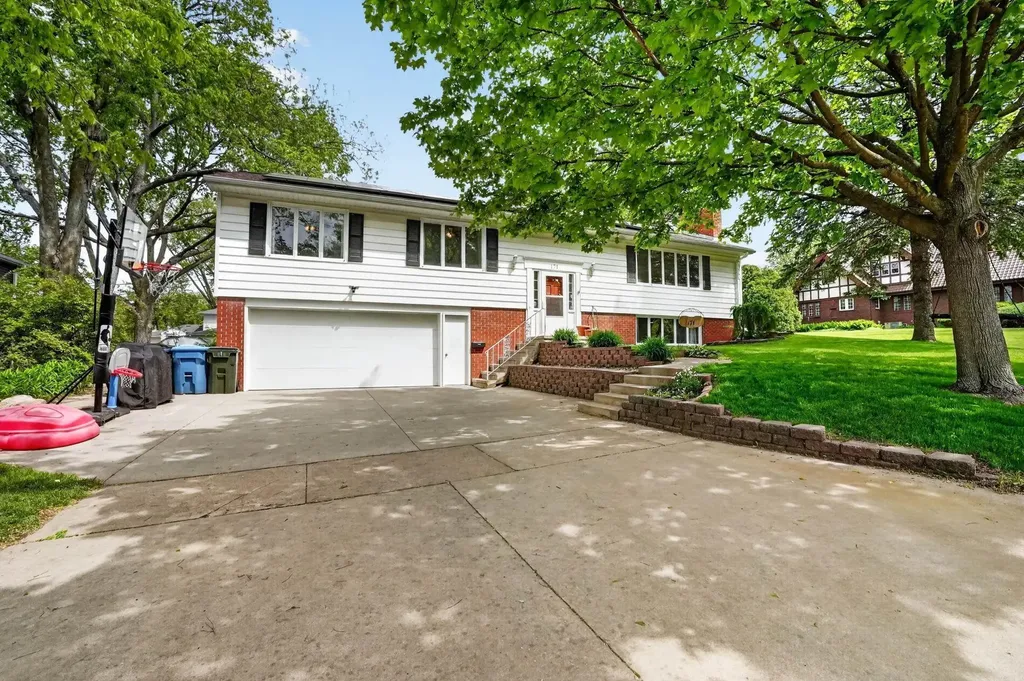 171 Lovejoy Avenue Waterloo IA 50701