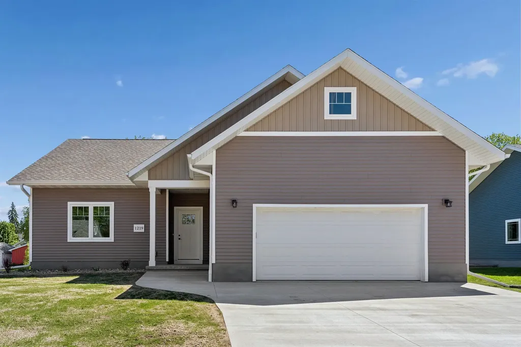 1219 W 7th Street Waterloo IA 50702