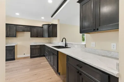 1219 W 7th Street Waterloo IA 50702