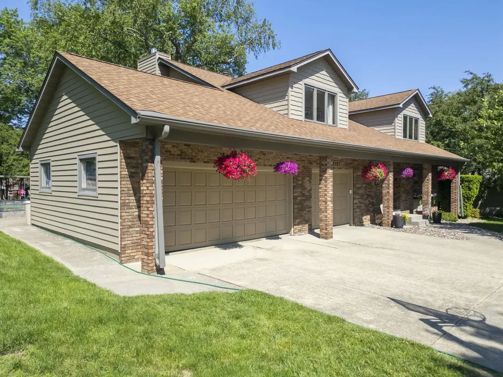 2215 Minnetonka Drive Cedar Falls IA 50613
