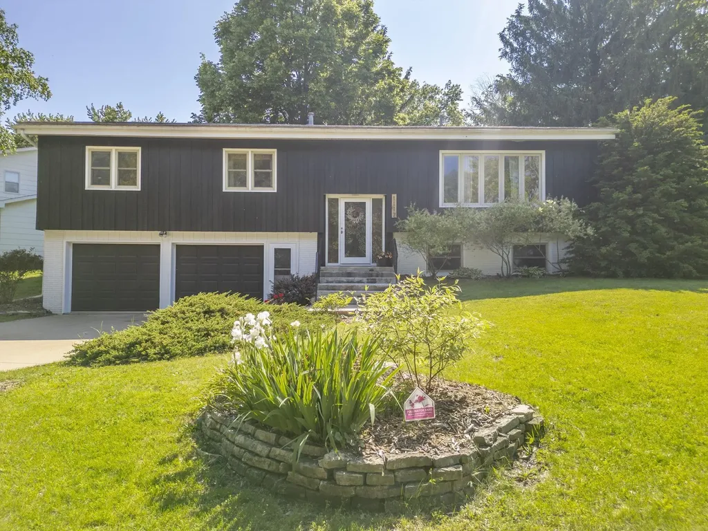 1117 Woodring Drive Waverly IA 50677