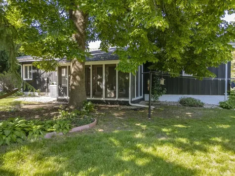 1117 Woodring Drive Waverly IA 50677