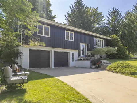1117 Woodring Drive Waverly IA 50677