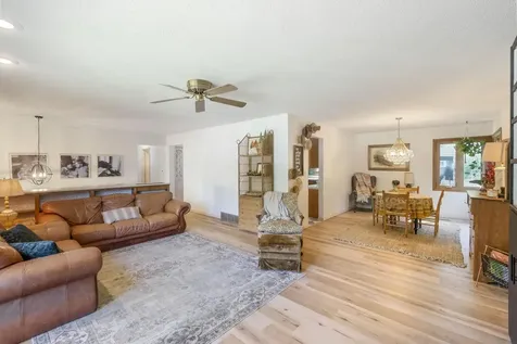 1117 Woodring Drive Waverly IA 50677
