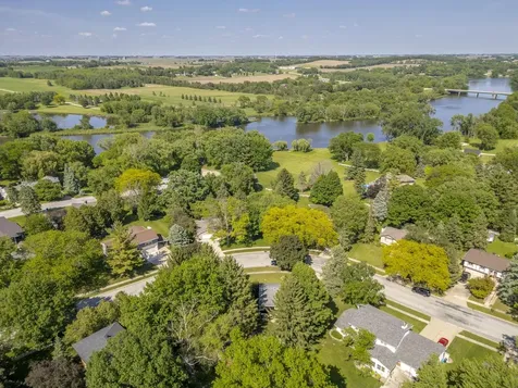 1117 Woodring Drive Waverly IA 50677