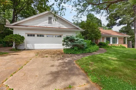 221 Byrnes Drive Waterloo IA 50701