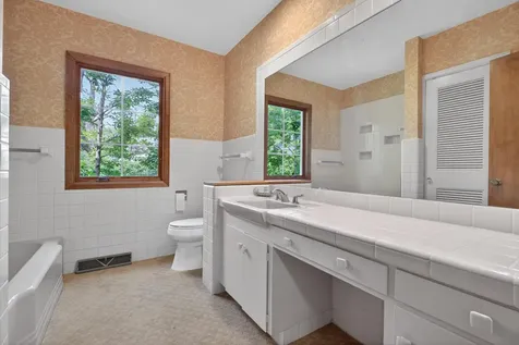 221 Byrnes Drive Waterloo IA 50701