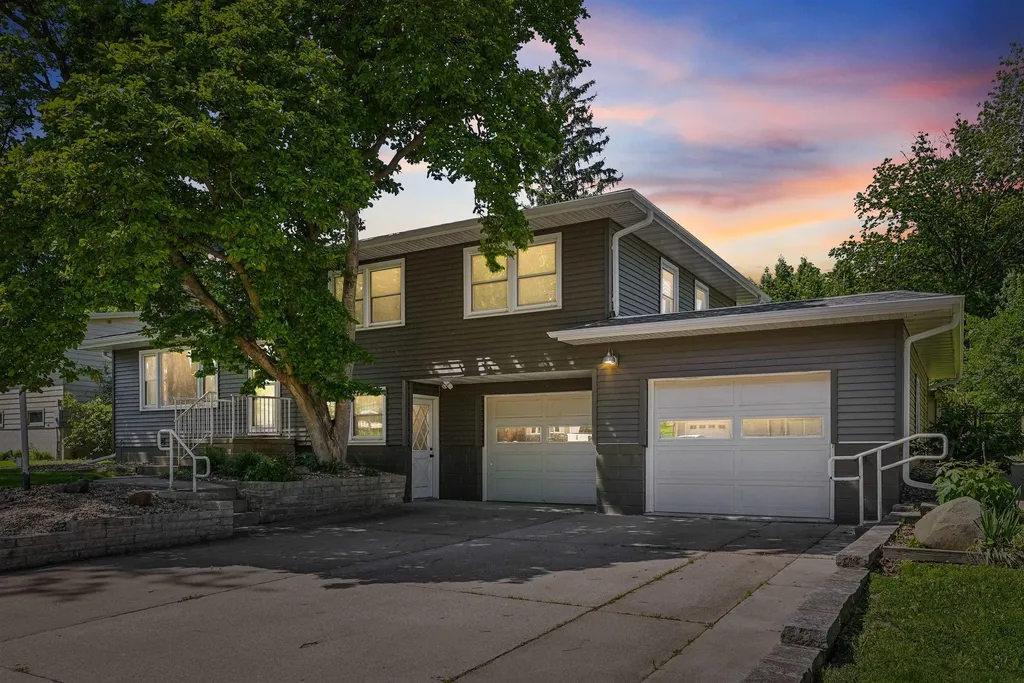 1029 W 13 Street Cedar Falls IA 50613