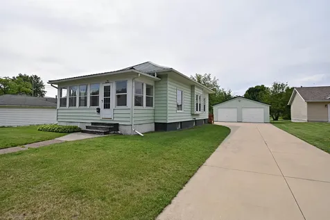 619 SE 3rd Street Independence IA 50644