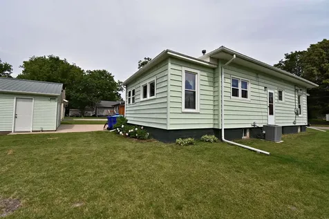 619 SE 3rd Street Independence IA 50644