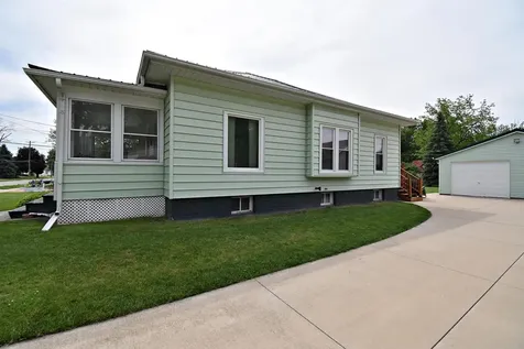 619 SE 3rd Street Independence IA 50644