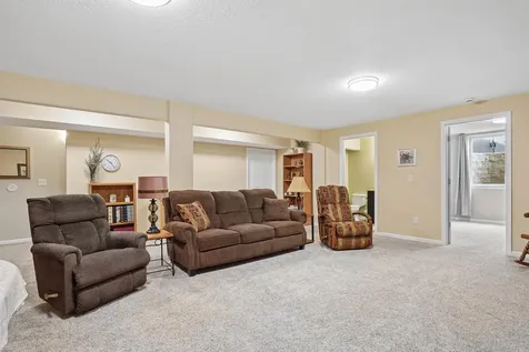 1317 Hummingbird Circle Waterloo IA 50702
