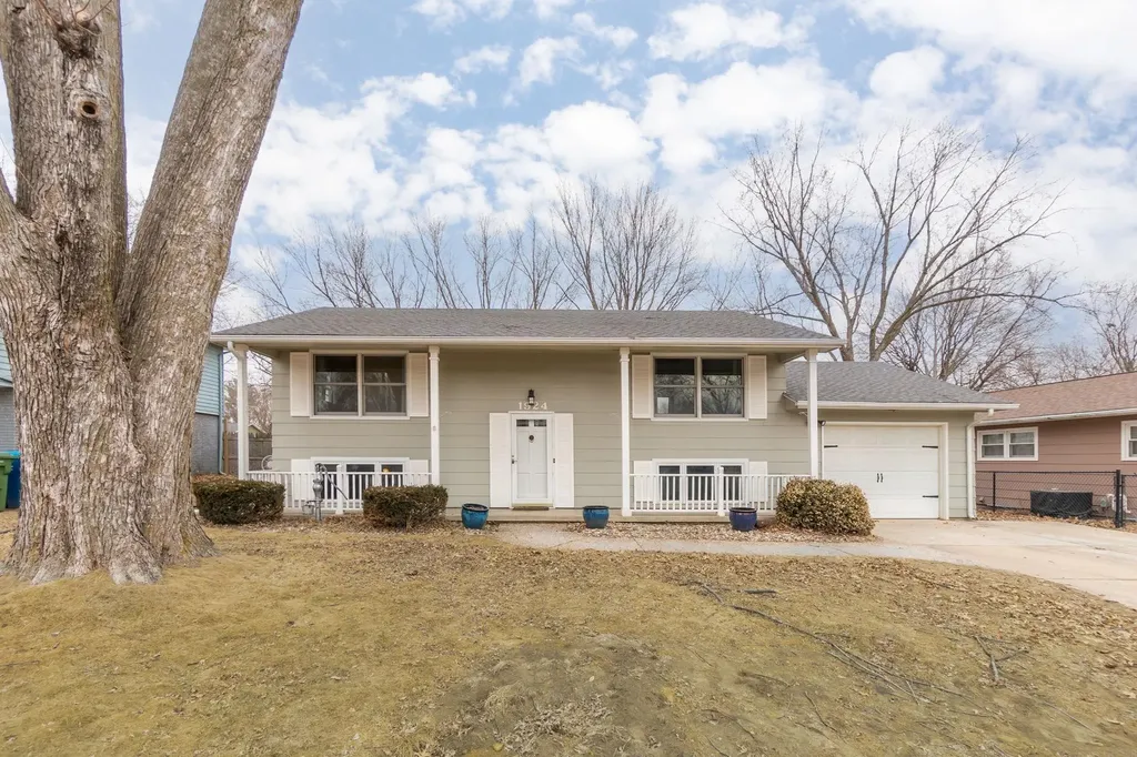 1924 Tilbury Road Waterloo IA 50701