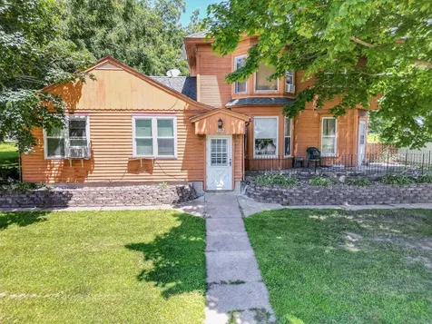 102 NW 9th Avenue Waverly IA 50677