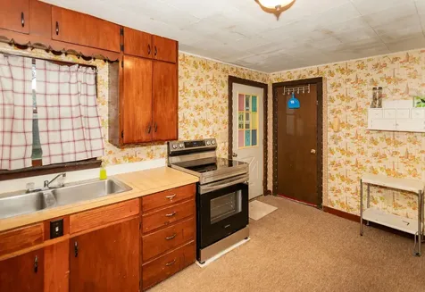 102 NW 9th Avenue Waverly IA 50677